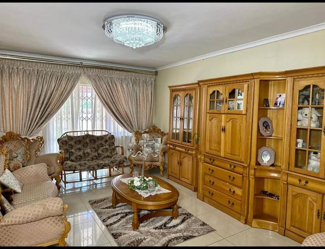 4 BEDROOM HOUSE FOR SALE IN SUNNINGDALE